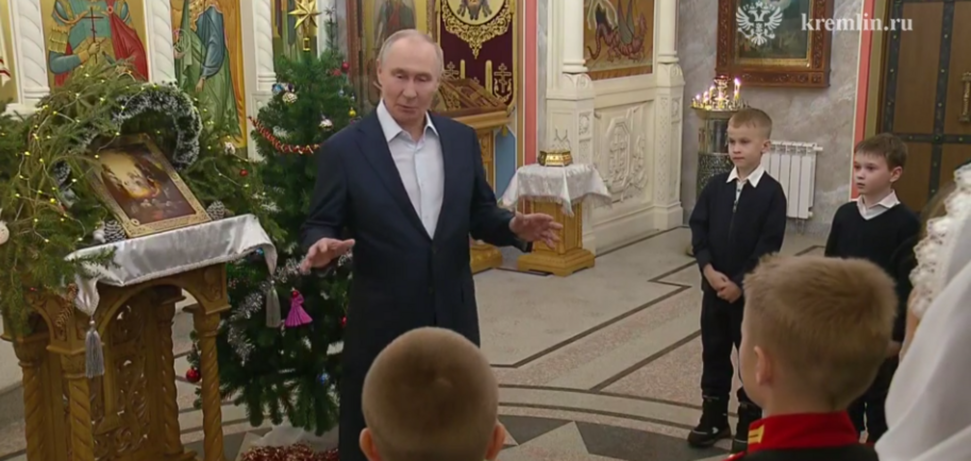 Путин на Рождество 'засветился' в церкви в окружении офицеров ГРУ и сделал циничное заявление о войне против Украины. Фото и видео