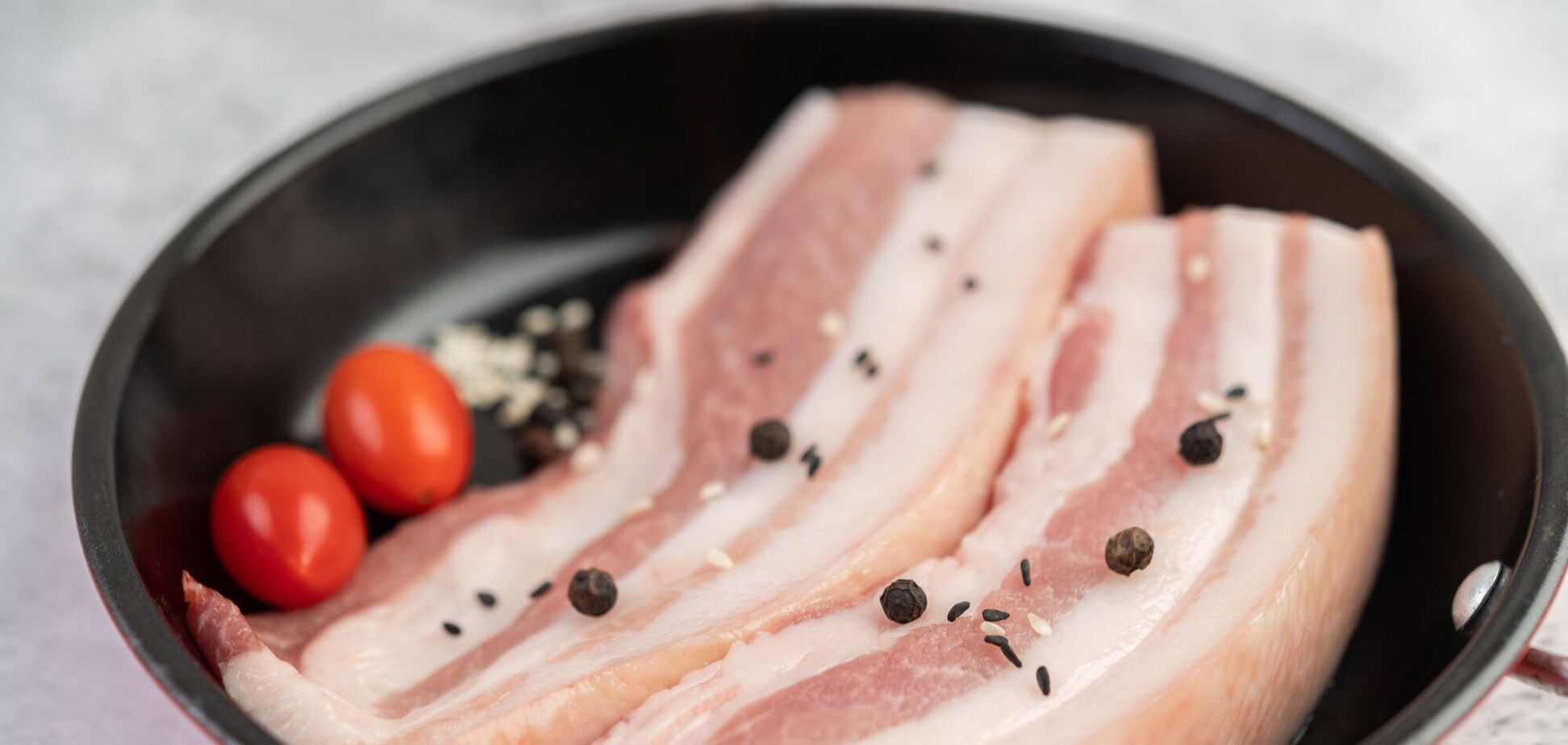 Ілюстрація - сало в тарілці