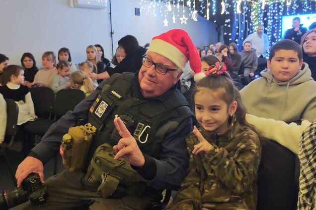 Меценат Говард Баффет відвідав Херсон: побував у підземній лікарні та на дитячому святі. Фото