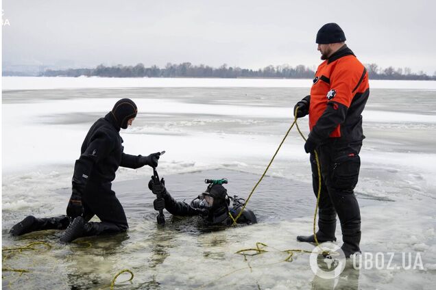 Спасатели Киева изъяли из акватории Днепра остатки российского дрона. Фото и видео