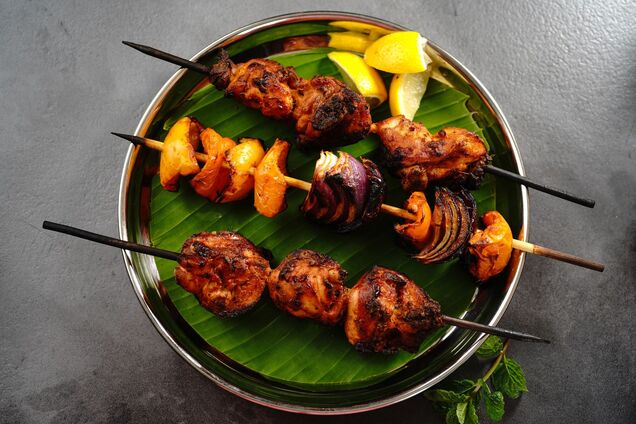 Можна приготувати навіть взимку: рецепт соковитого шашлику з картоплею та цибулею в духовці