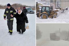 Повалені дерева, на заході фури застрягли в заметах, а на Київщині люди без світла: Україну накрила негода. Фото й відео