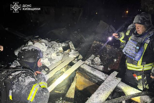 На Киевщине после российской атаки из-под завалов спасли семью с пятилетним ребенком. Фото и видео