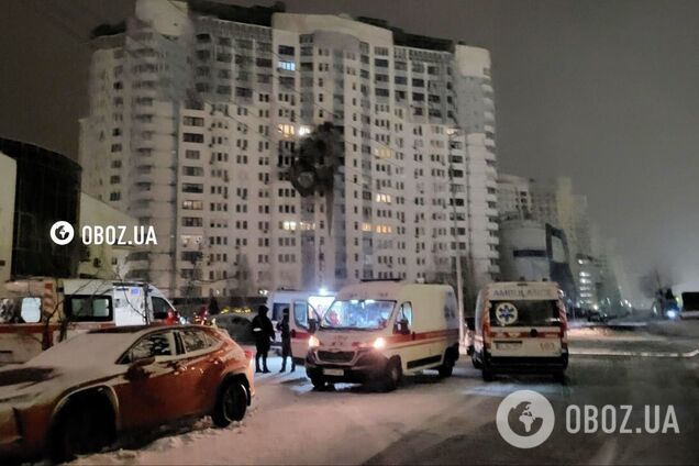 После повторного прилета погиб медик: появились кадры поврежденной ударом РФ многоэтажки в Дарницком районе Киева