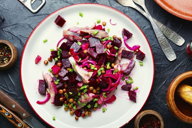 Вкусный салат со свеклой и сельдью: готовится без майонеза