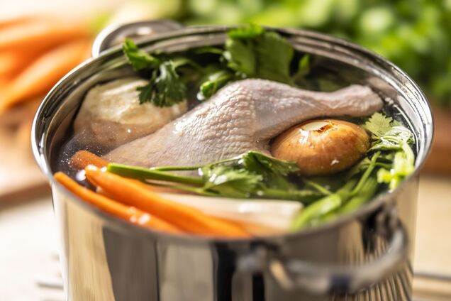 Как приготовить прозрачный и наваристый бульон из курицы: пошаговый рецепт