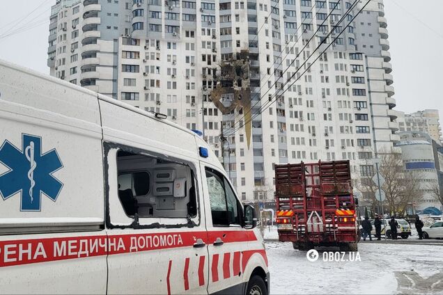 Посічена уламками швидка та шапка загиблого медика: наслідки атаки РФ у Дарницькому районі Києва. Фото та відео