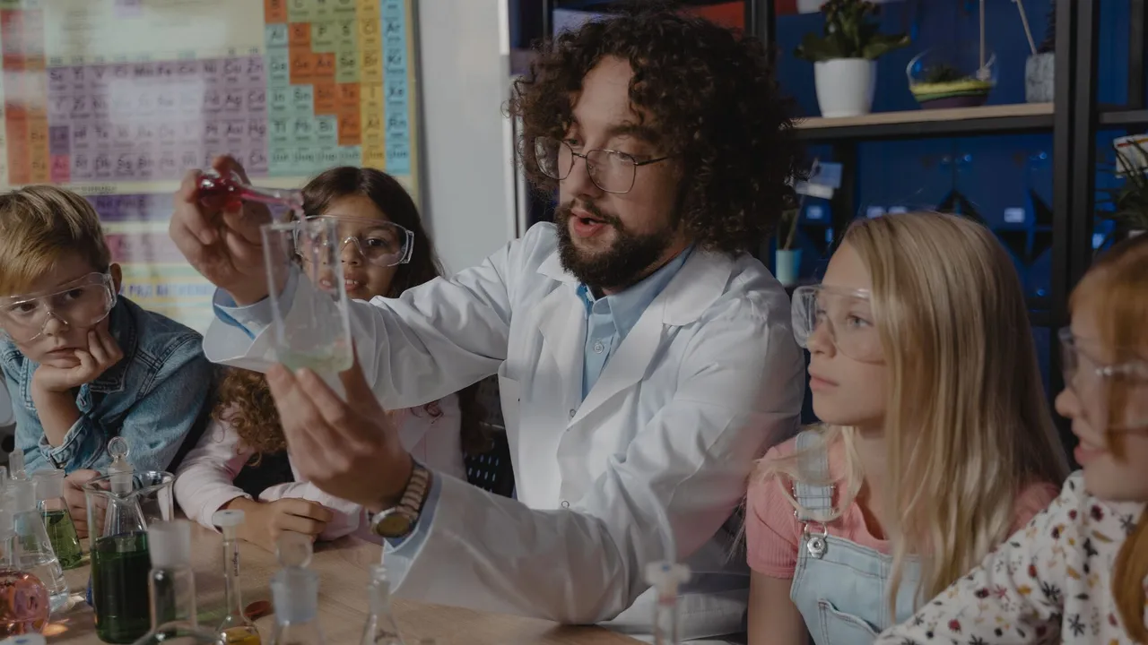 "Так почему же ты не делаешь?" Победитель Global Teacher Prize Ukraine отреагировал на крик души учительницы о "плохих учебниках" по химии