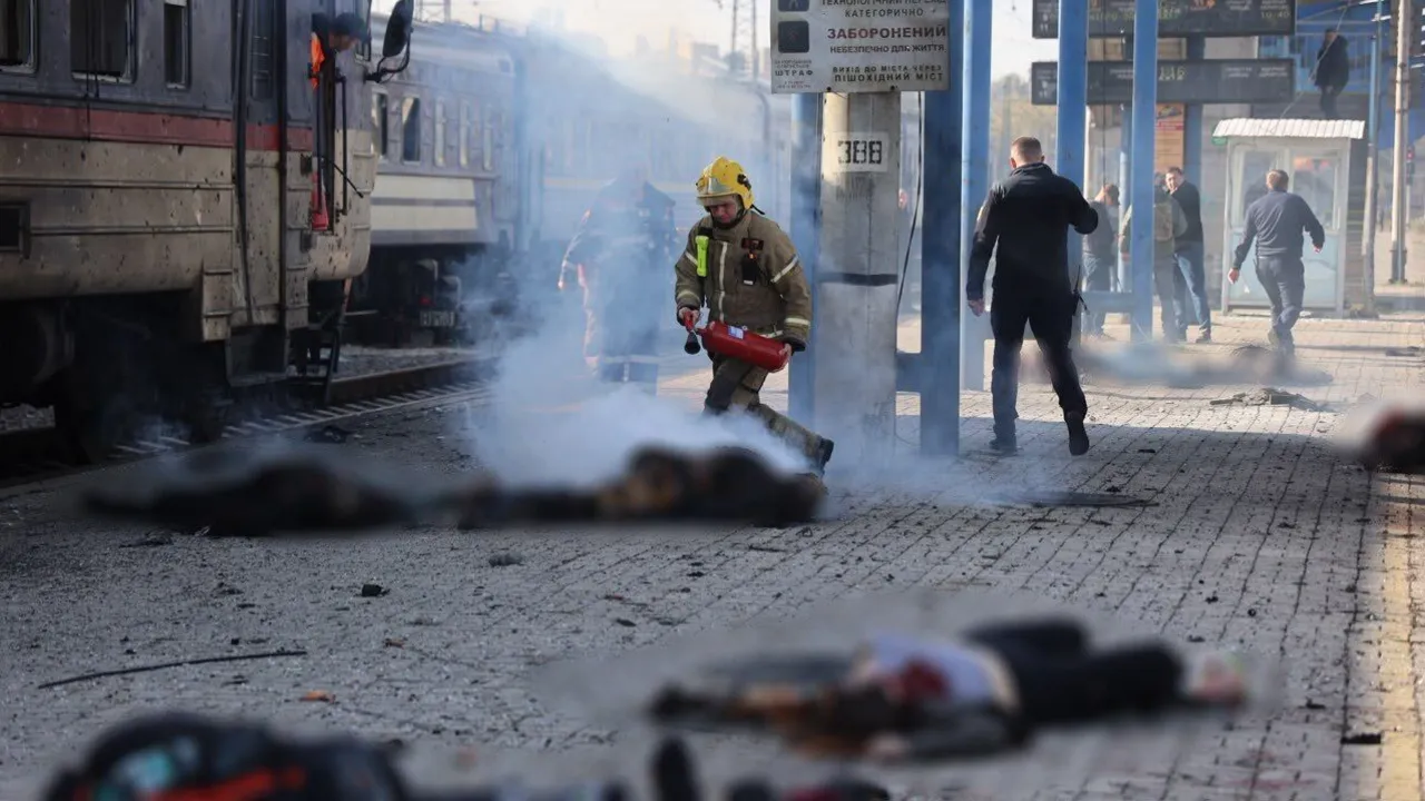 Росія вдарила по залізничному вокзалу в Дніпрі, 14 людей загинули, є поранені: Зеленський відреагував на атаку. Фото і відео
