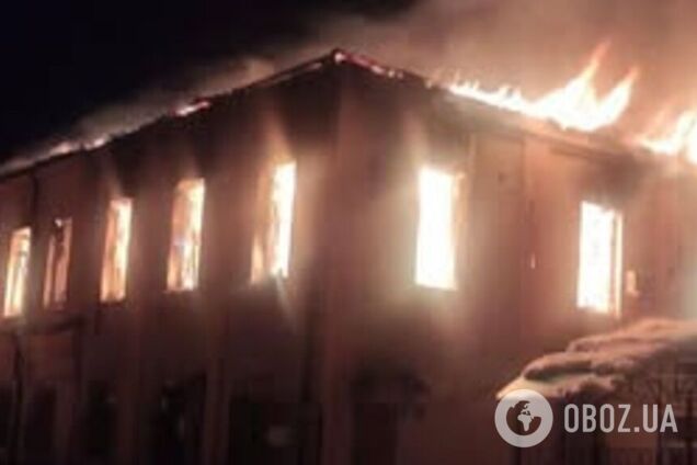 Поврежденные пути и депо: враг бил по железнодорожной станции Конотоп, вспыхнули пожары. Фото