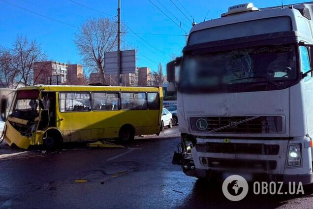 В Киеве грузовик протаранил маршрутку: есть пострадавшие. Подробности и фото