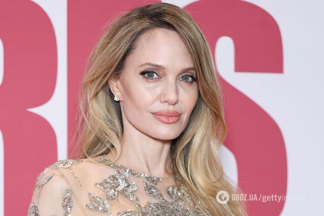 50-річна Анджеліна Джолі вийшла в світ у 'голій' сукні та показала свої вражаючі татуювання. Фото