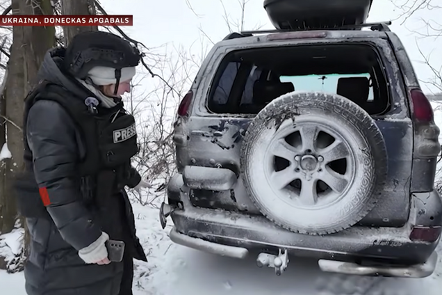 Журналисты из Латвии попали под российский обстрел в Украине: дрон взорвался рядом с автомобилем. Видео