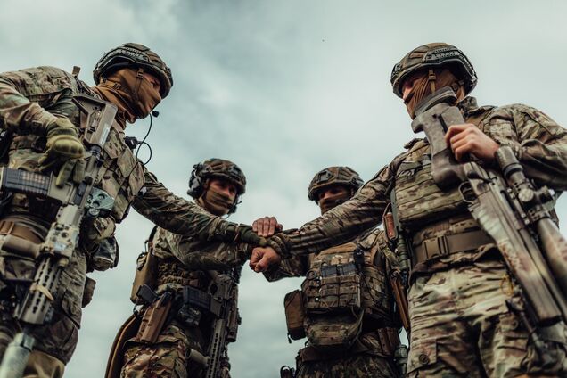 Посвідки на проживання і не лише: Зеленський підписав закон щодо соцгарантій для іноземців у ЗСУ