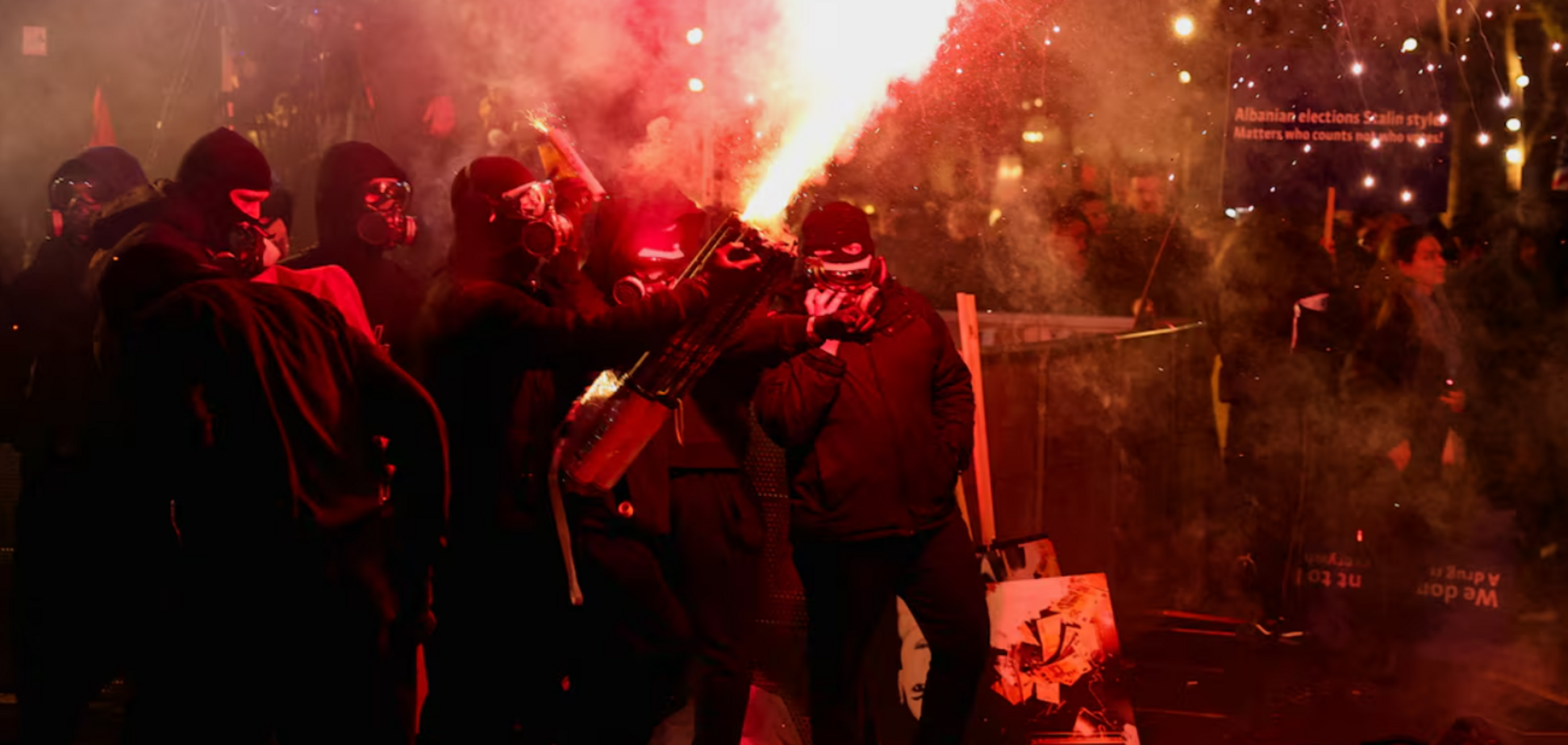 Тысячи людей вышли на улицы: в Албании вспыхнули антиправительственные протесты из-за обвинений в коррупции