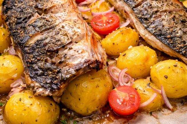 Как вкусно приготовить скумбрию с картофелем: бюджетный рецепт на ужин
