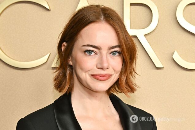 Эмма Стоун отказалась от брюк и вышла на красную дорожку в пиджаке на голое тело с вырезом до талии. Фото