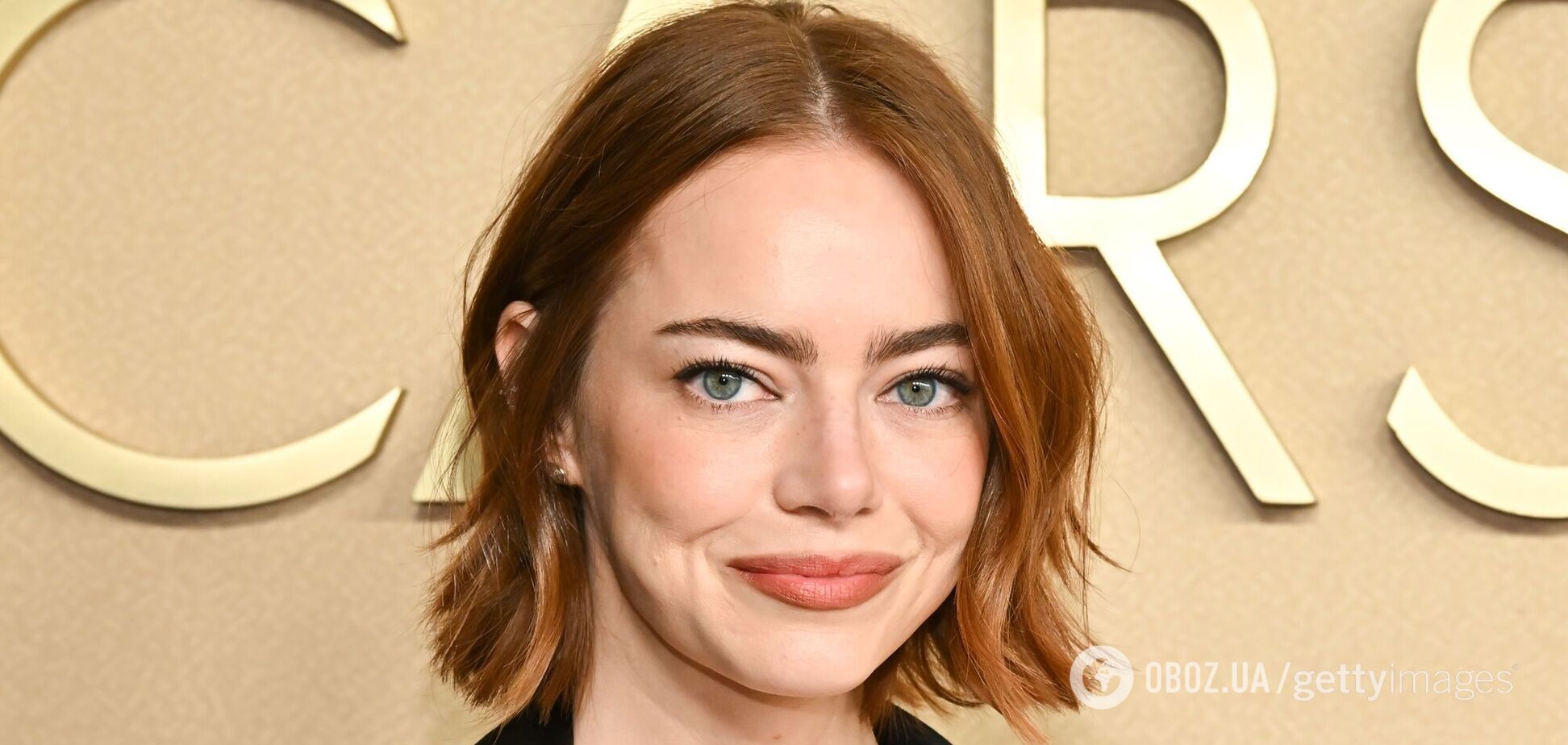 Эмма Стоун отказалась от брюк и вышла на красную дорожку в пиджаке на голое тело с вырезом до талии. Фото