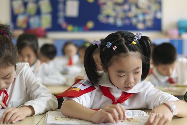 Дети мечтают стать пионерами, родители приносят тетради, а телефоны под запретом: украинка рассказала интересные факты о школах Китая