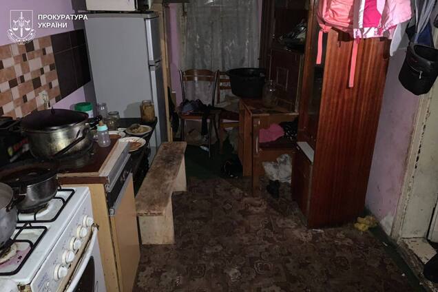 На Львівщині у занедбаній оселі помер дворічний хлопчик: батькам оголосили про підозру. Фото