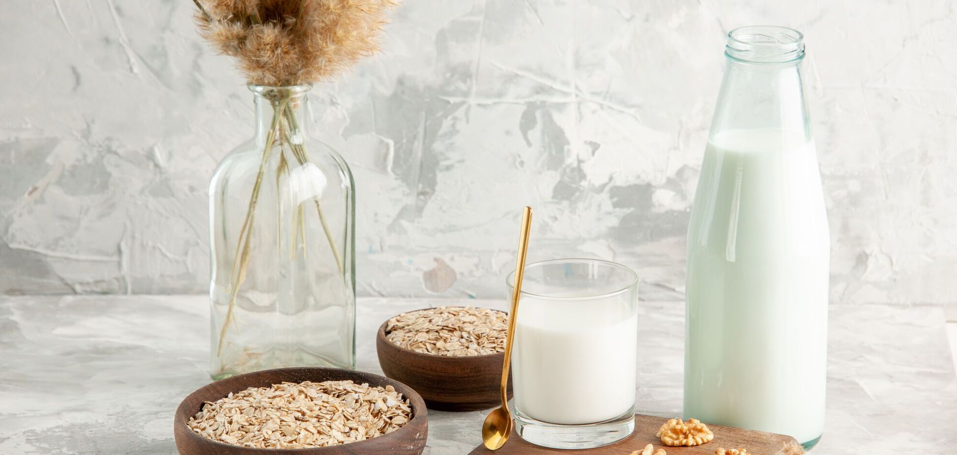 Не лише альтернатива лактозі: що насправді дає організму вівсяне молоко