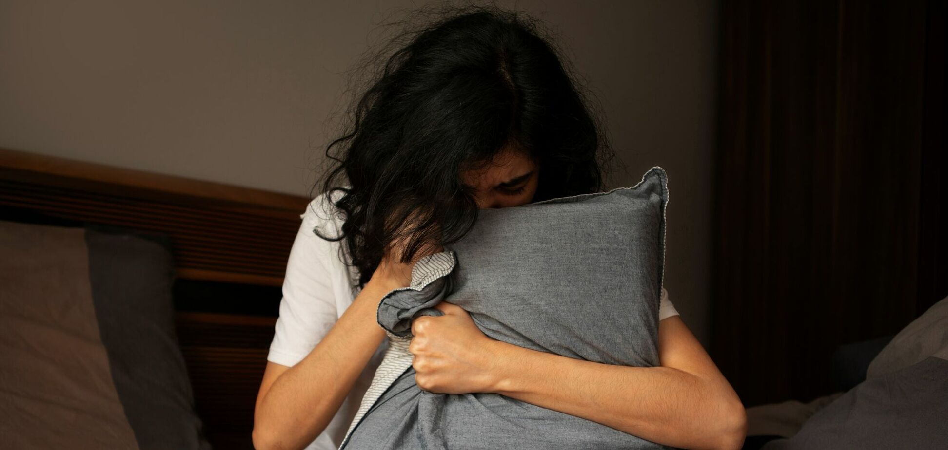 Стрес і тривога крадуть сон: що обов'язково потрібно змінити у спальні