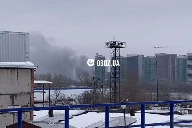 Стовп чорного диму було видно в кількох районах: у Києві сталась пожежа неподалік від Дарницького мосту. Фото та відео