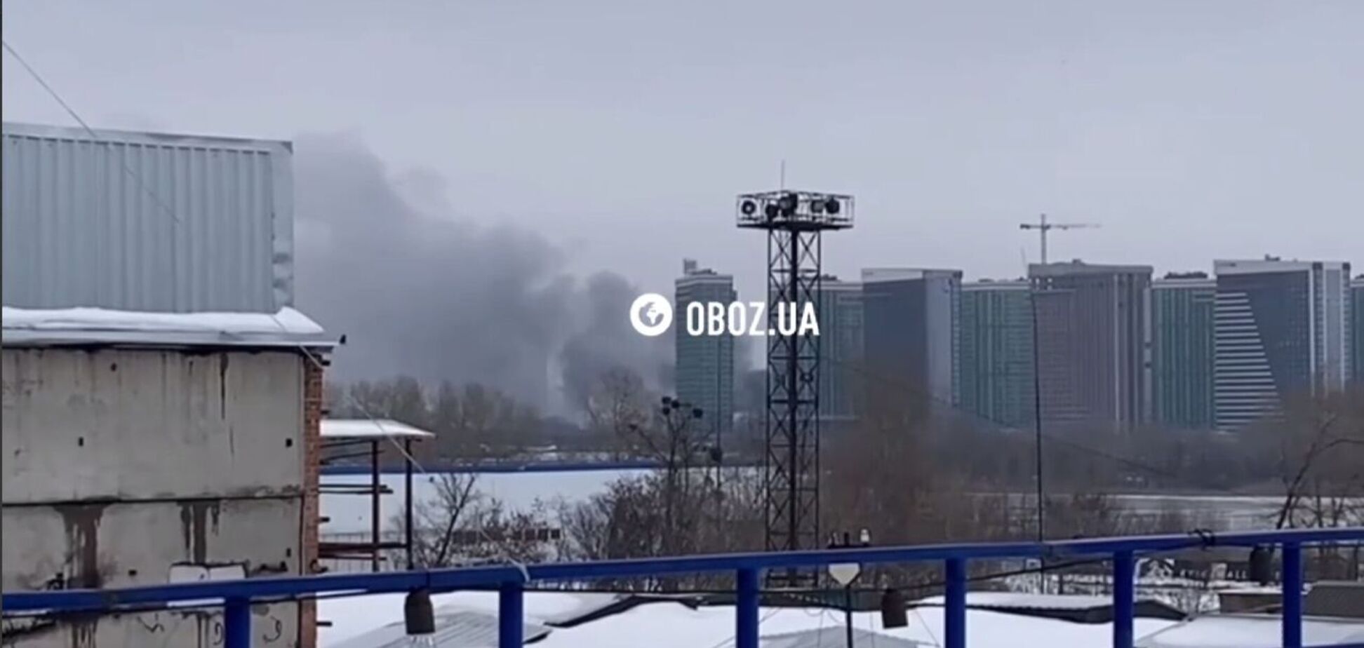 Чорний дим було видно в кількох районах: у Києві сталась пожежа неподалік від Дарницького мосту. Фото та відео