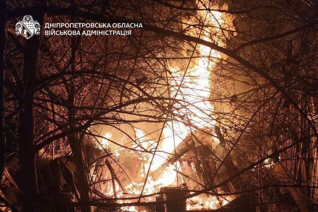 Враг массированно атаковал Днепр: вспыхнул пожар, среди пострадавших – младенец. Фото