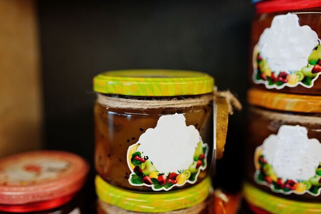 Як видалити залишки липких наклейок зі скла: прості домашні хитрощі