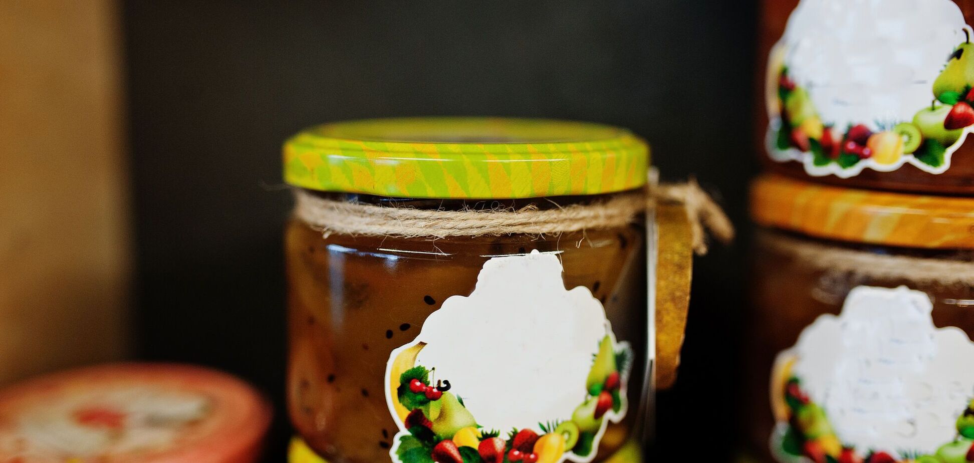 Як видалити залишки липких наклейок зі скла: прості домашні хитрощі