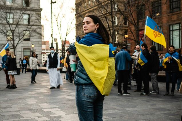 Иллюстрация - женщина в флаге Украины