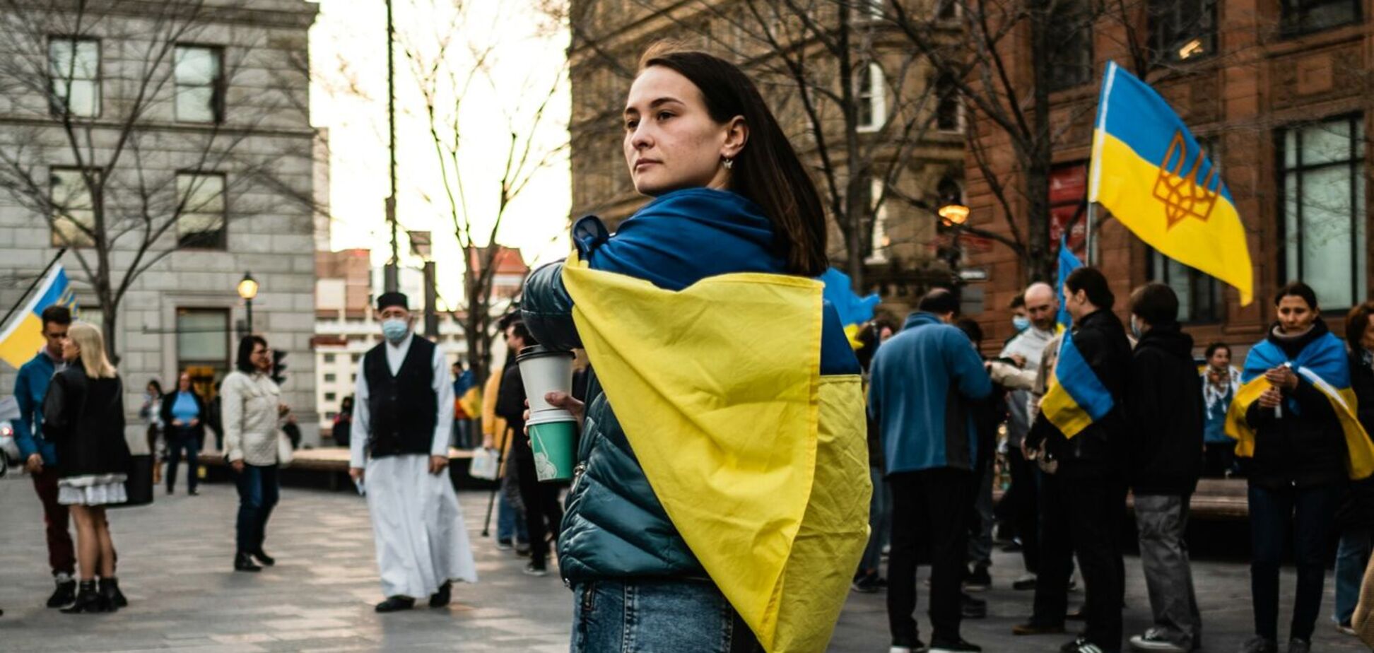 Иллюстрация - женщина в флаге Украины