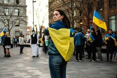 Ілюстрація - жінка в прапорі України