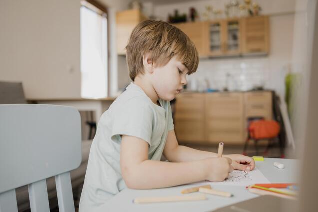 'Дали задание нарисовать папу. А папа погиб...' Сеть возмутил урок христианской этики в школе Львова