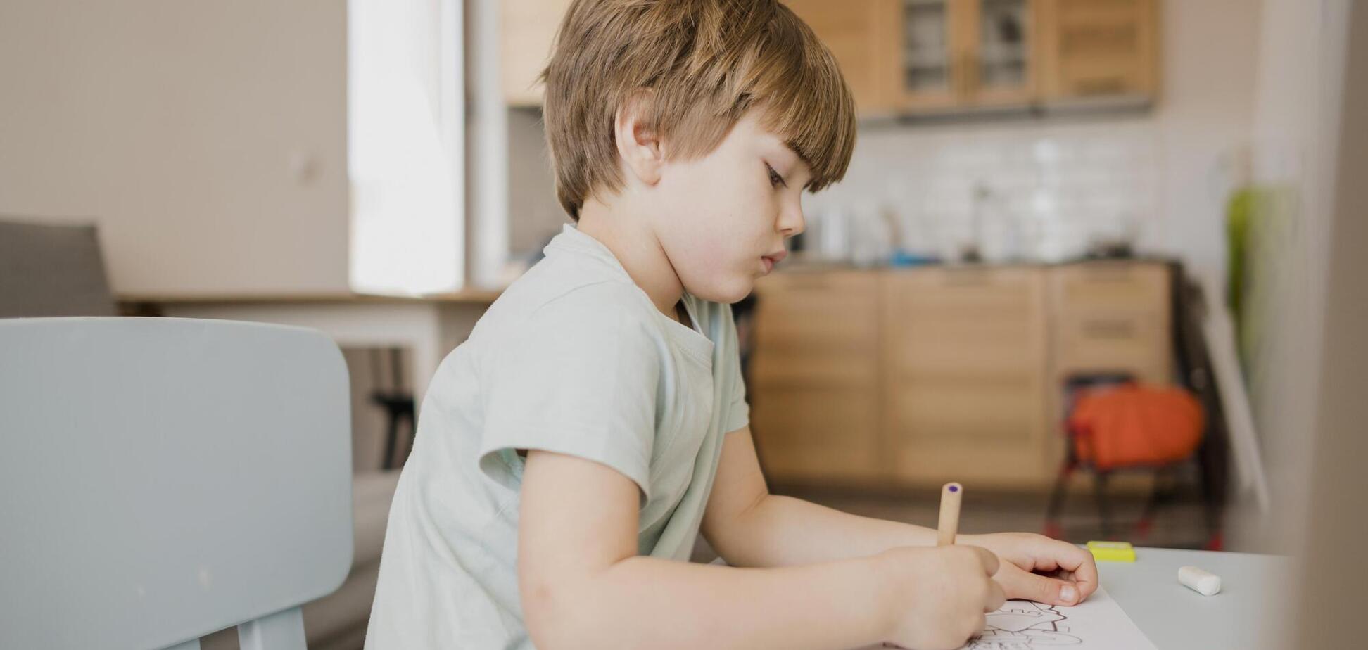 'Дали задание нарисовать папу. А папа погиб...' Сеть возмутил урок христианской этики в школе Львова