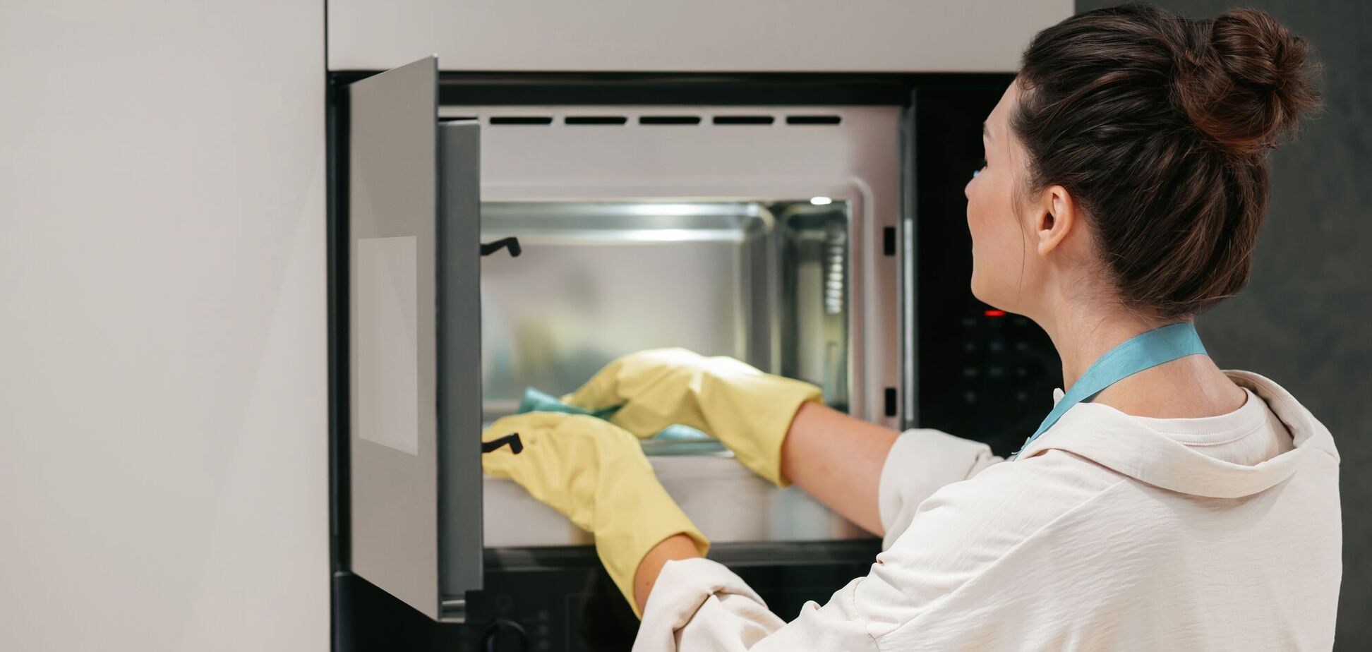 Найшвидший спосіб очистити скло духовки від жиру: впораєтеся за 5 хвилин