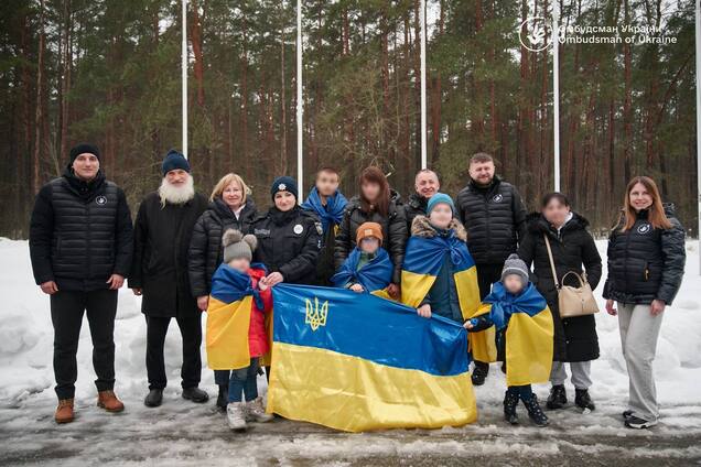 'Объятия после долгих лет разлуки': в Украину вернули пятерых детей, которых похитила Россия. Фото