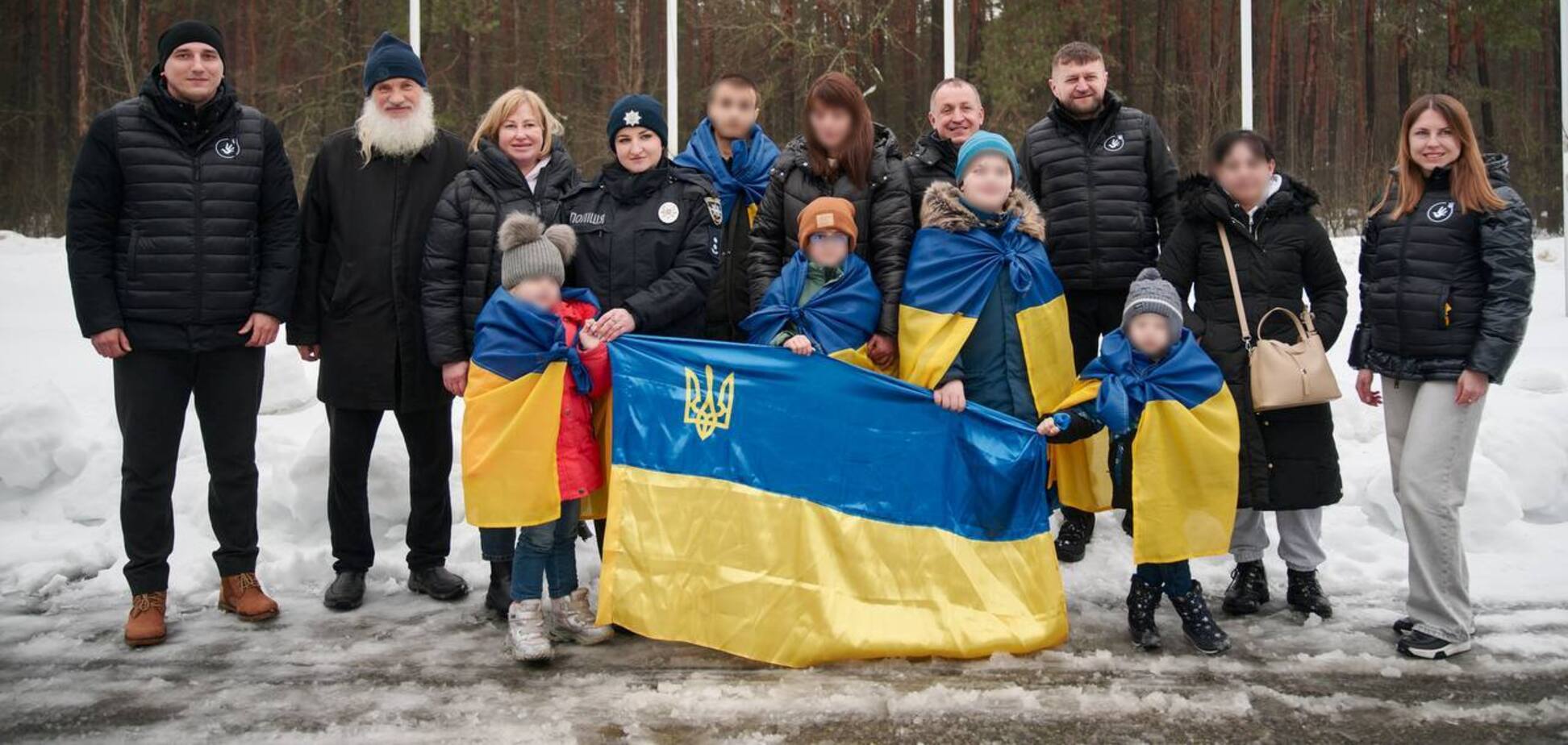 'Объятия после долгих лет разлуки': в Украину вернули пятерых детей, которых похитила Россия. Фото