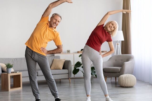 Плоский живіт після 55: п’ять вправ стоячи, які працюють краще за тренажери. Відео