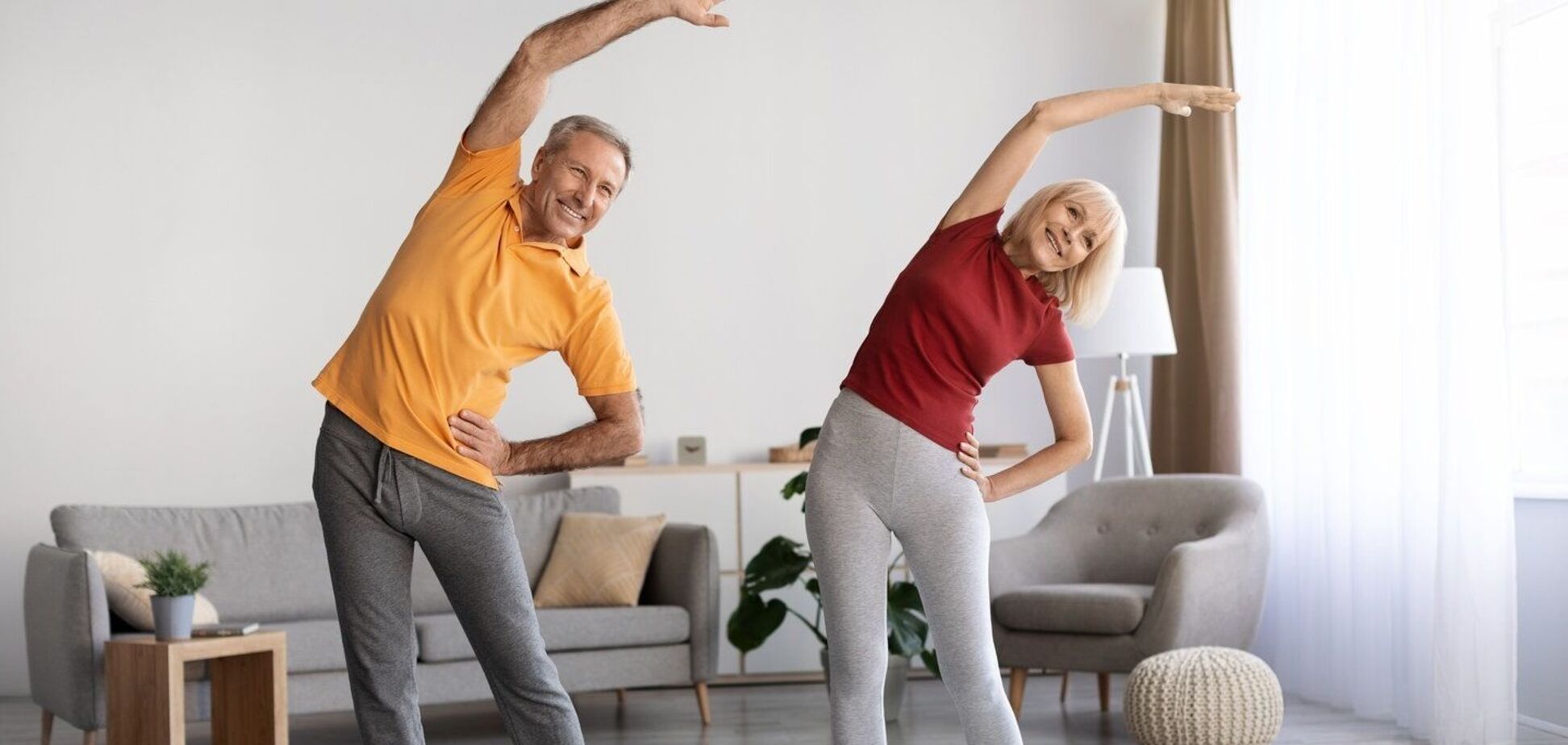 Плоский живіт після 55: п’ять вправ стоячи, які працюють краще за тренажери. Відео