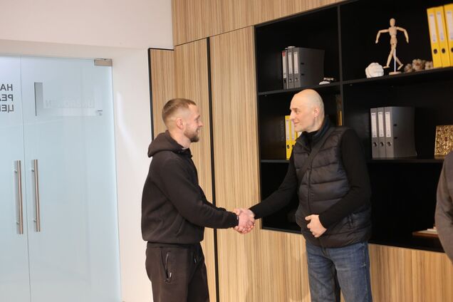 У Львові син посмертного донора зустрівся з чоловіками, яким пересадили органи його тата – фото