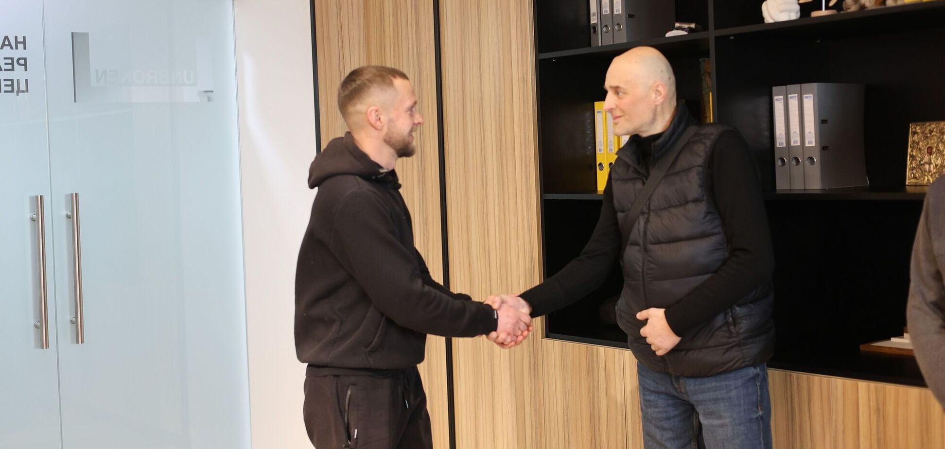 'Частина мого батька продовжує жити': у Львові син посмертного донора зустрівся з чоловіками, яким пересадили органи його тата. Фото