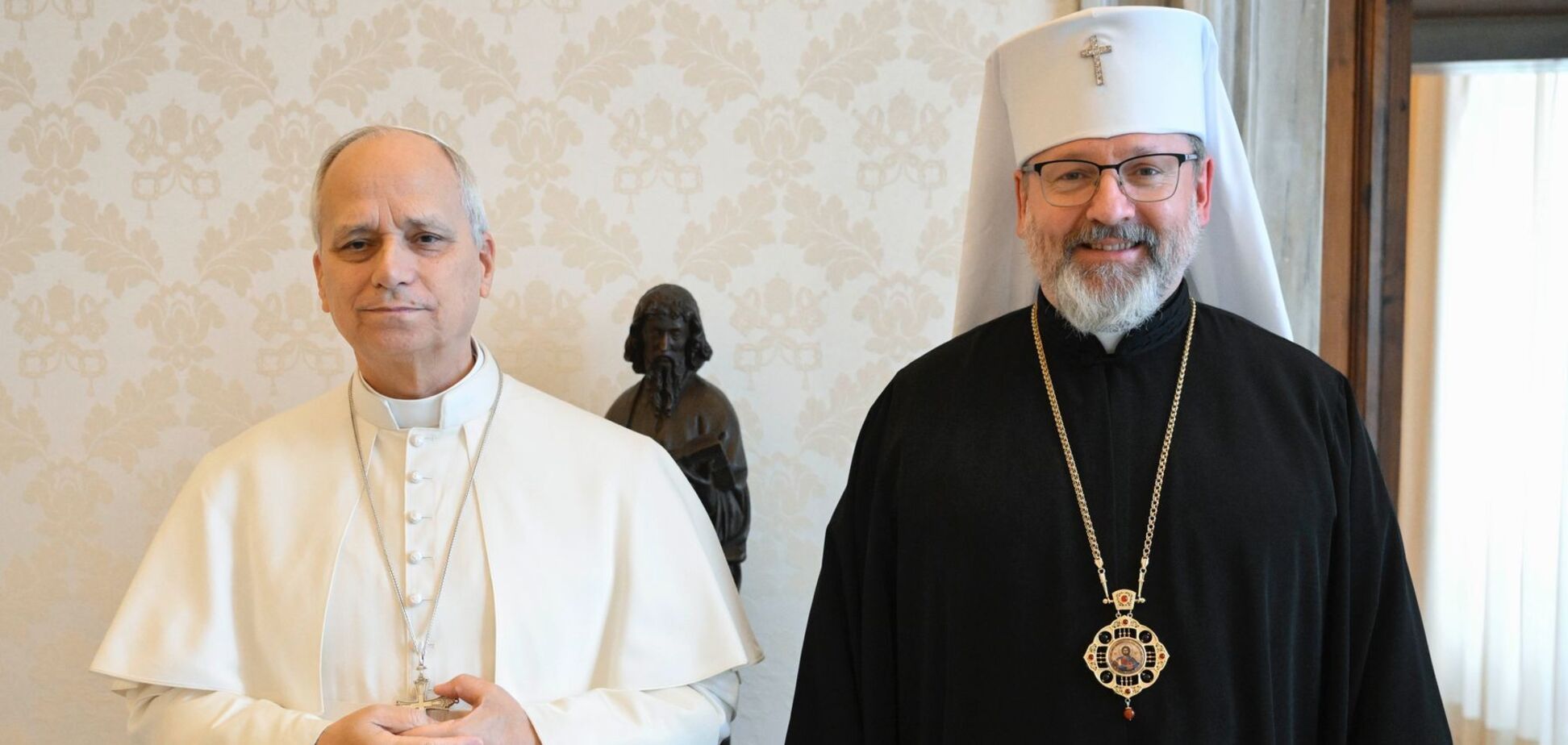 'Рана провоцирует боль': глава УГКЦ встретился с Папой Львом XIV и подарил голубя мира. Фото