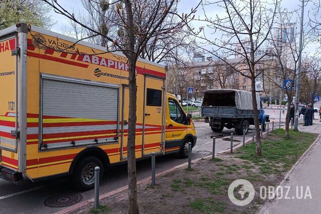 В Киеве прорвало трубу на улице Белицкой: в яму провалилась машина, движение перекрыто. Подробности и видео