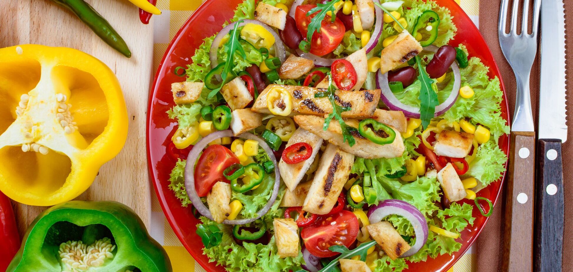 Легкий салат с куриным филе и овощами: чем заправить вместо майонеза