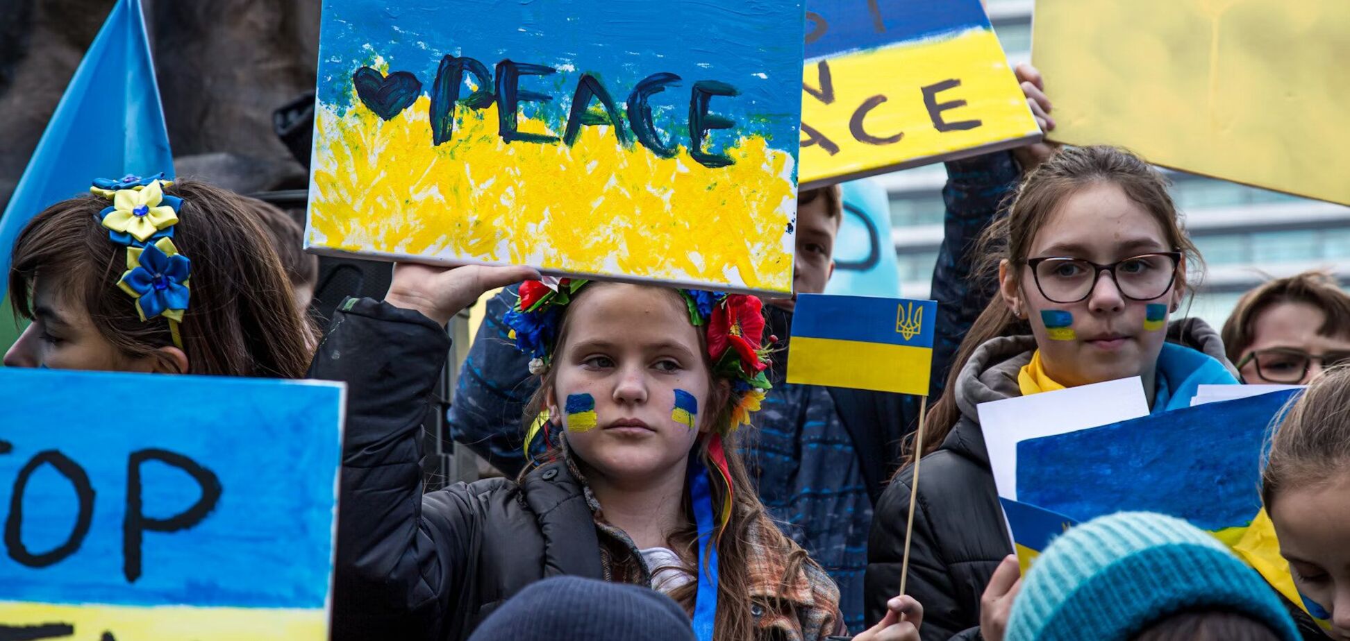 Иллюстрация - украинские дети с флагами