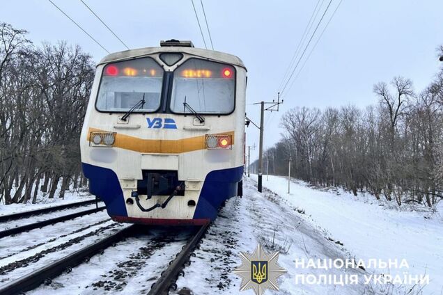 Избежать трагедии не удалось: на Киевщине 23-летняя женщина погибла под колесами поезда