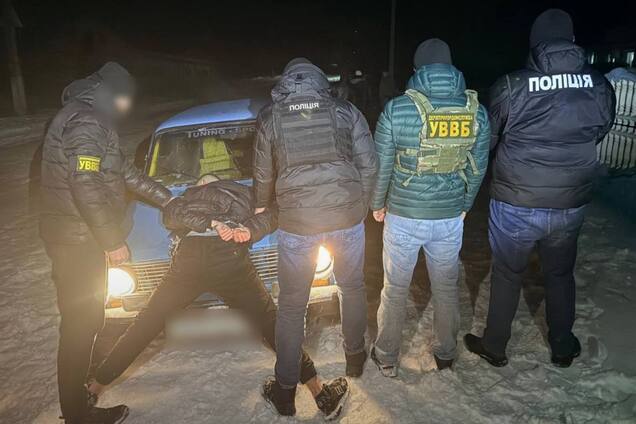 У 'пакет послуг' входили навіть кусачки для паркану: на Одещині переправника через кордон спіймали на гарячому. Фото