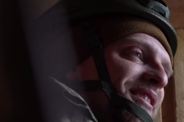 'Привет, пташка': сеть растрогали кадры звонка защитника любимой. Видео